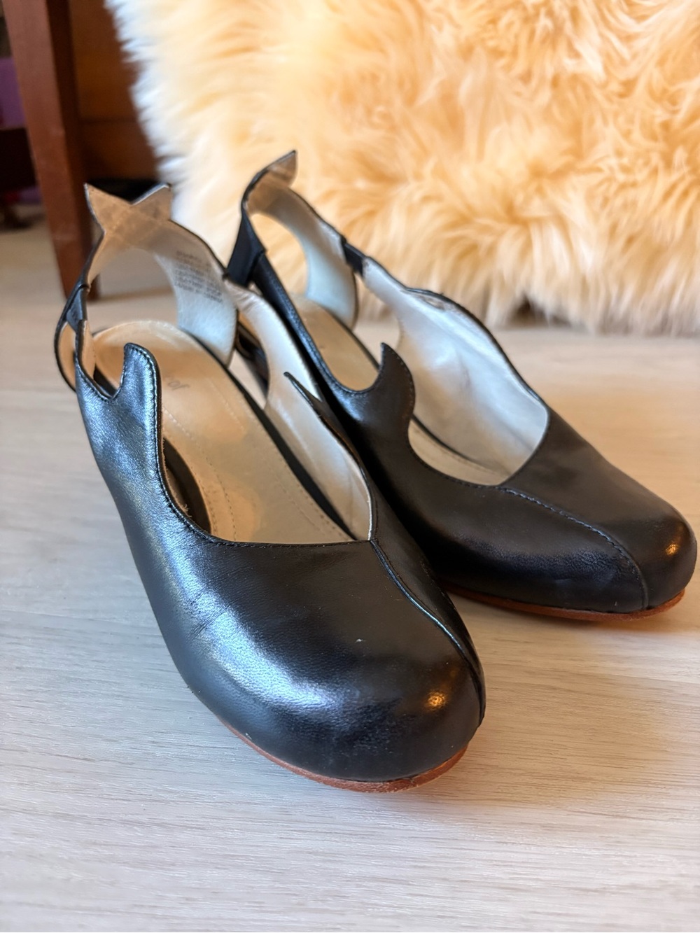 Unique Coupleof black leather dress shoes. - Picture 5 of 10